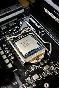 CNBC: Intel raportează venituri de 16,1 miliarde de dolari, acţiunile cresc cu 11%